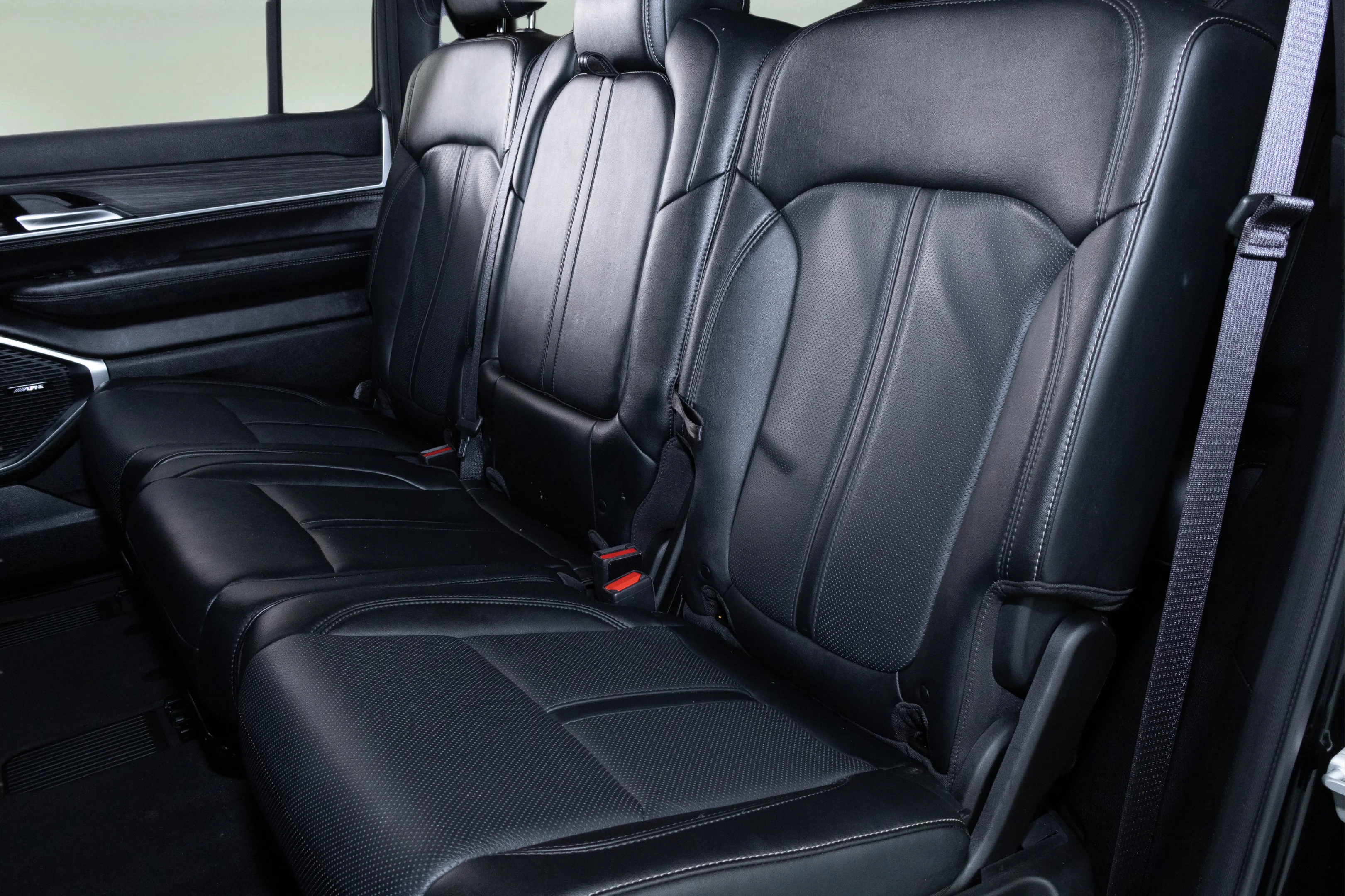 Used 2023 Diamond Black Crystal Pearlcoat Jeep Series II image 28