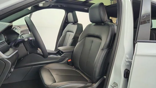 New 2026 Bright White Clear-Coat Exterior Paint Jeep Limited image 19