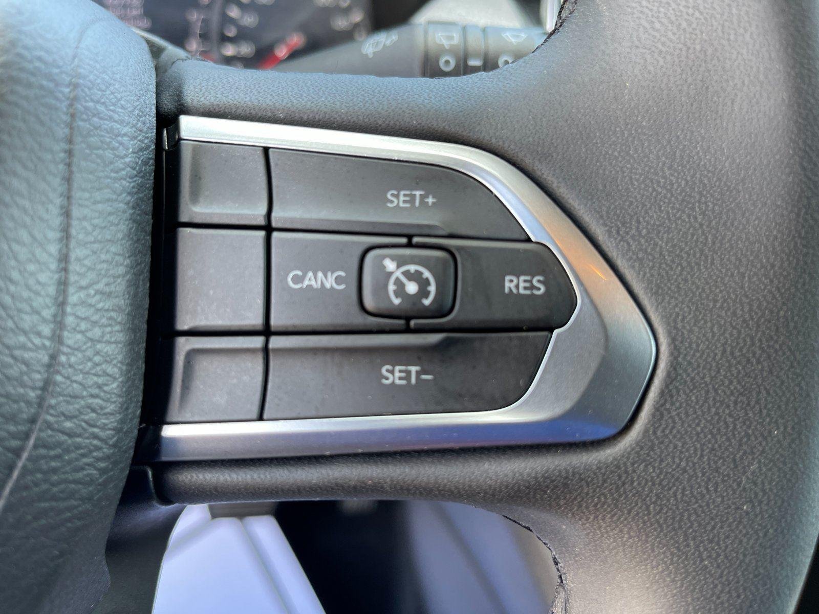 Used 2024 Diamond Black Crystal Pearlcoat Jeep Latitude image 20