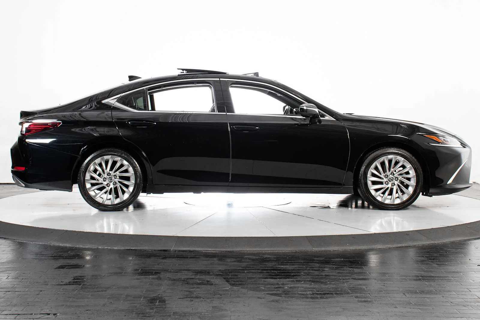 Used 2019 Obsidian Lexus Ultra Luxury image 6