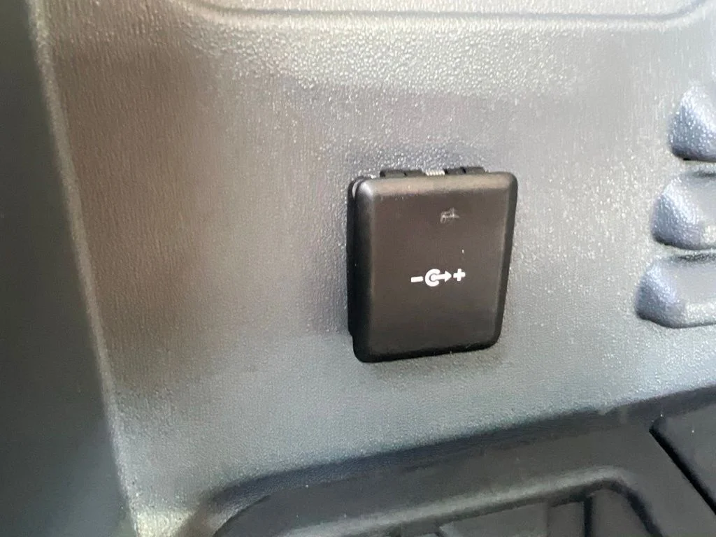 Used 2024 Green Land Rover S image 30