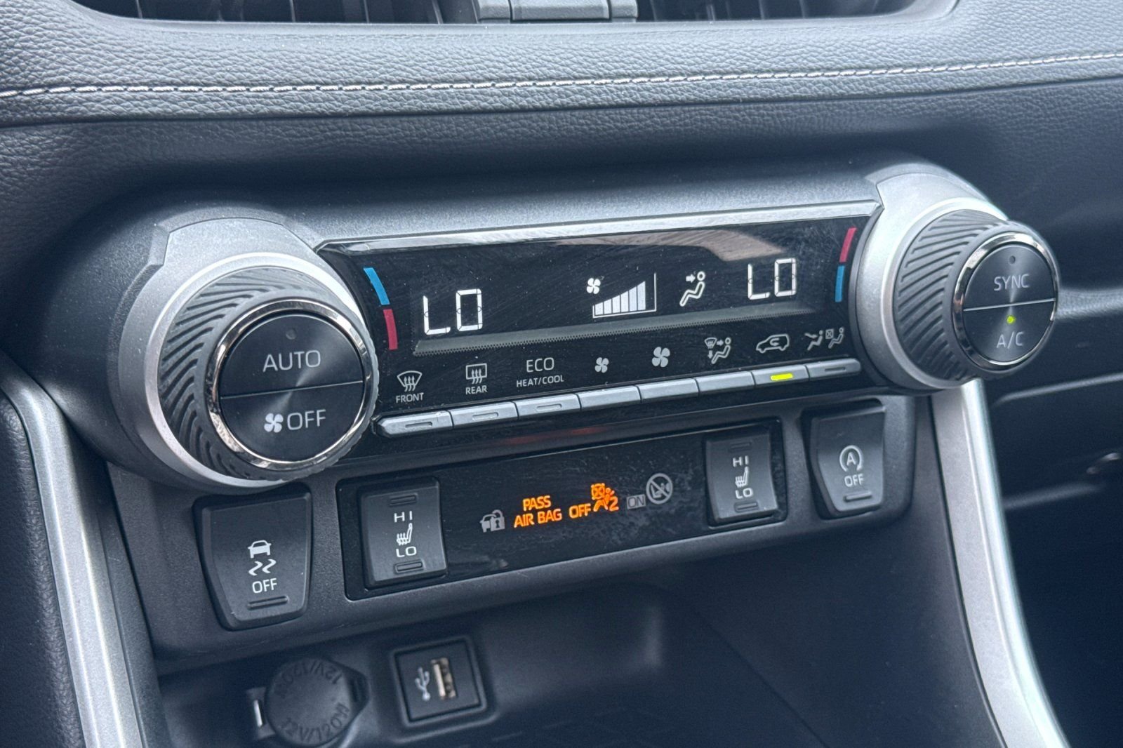 Used 2025 White Toyota XLE image 19