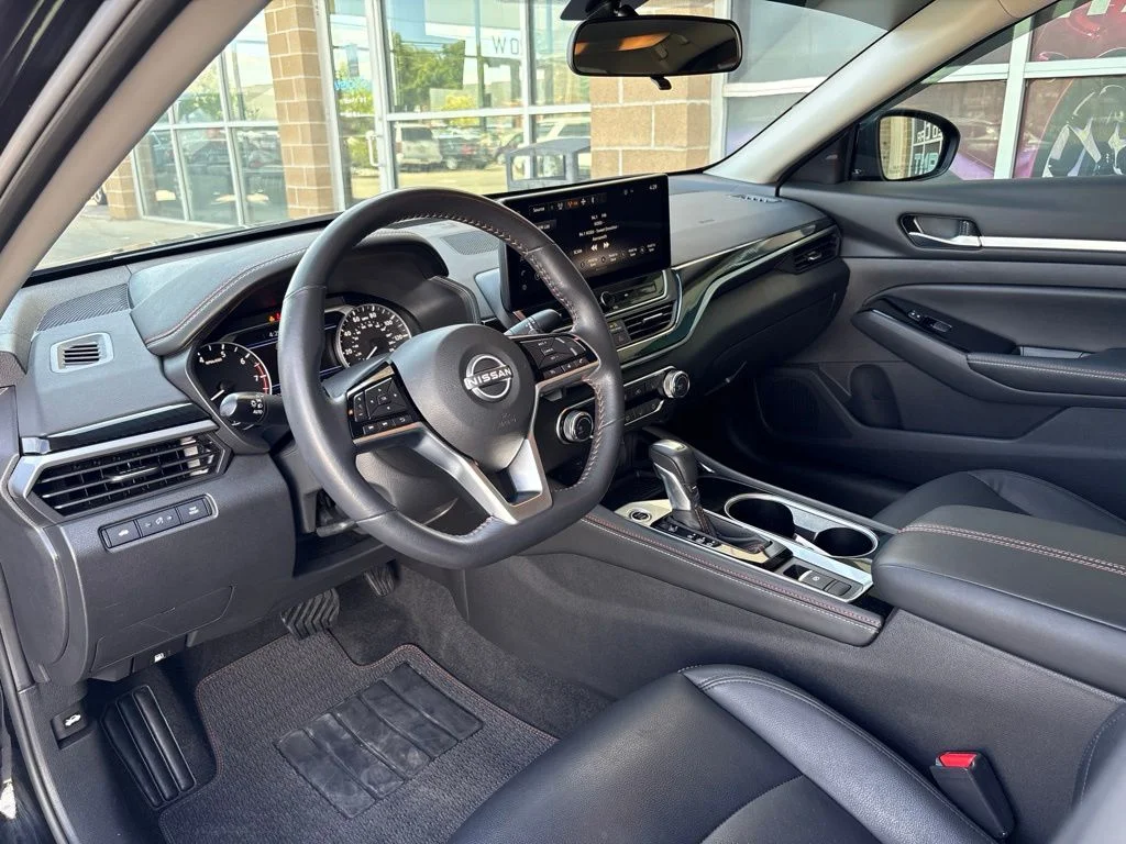 Used 2024 Black Nissan 2.5 SR image 9