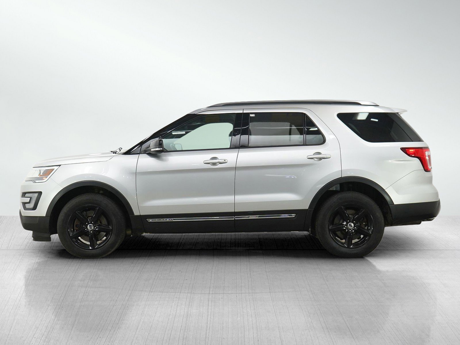 Used 2017 Ford Explorer XLT with VIN 1FM5K8D86HGD61942 for sale in Burnsville, Minnesota