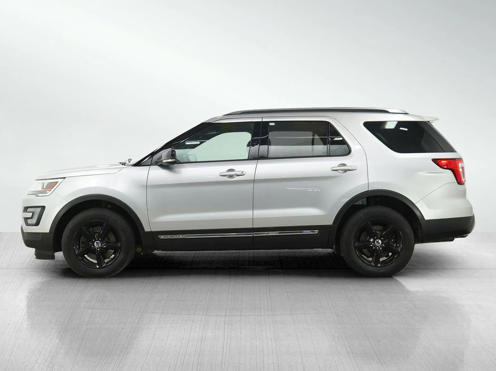 Used 2017 Ford Explorer XLT with VIN 1FM5K8D86HGD61942 for sale in Burnsville, Minnesota