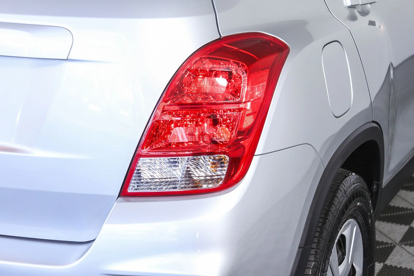 Used 2018 Silver Chevrolet LS image 8