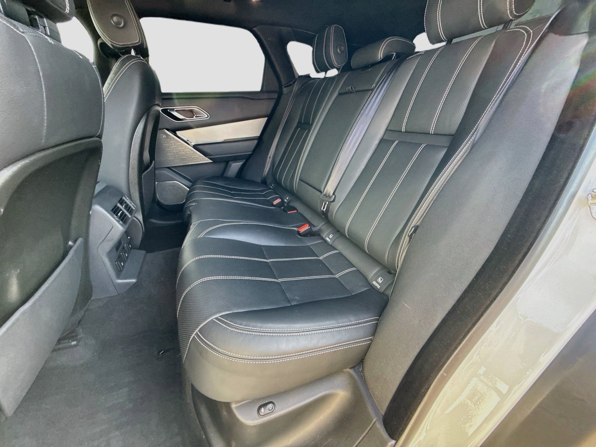 Used 2019 White Land Rover R-Dynamic SE image 20