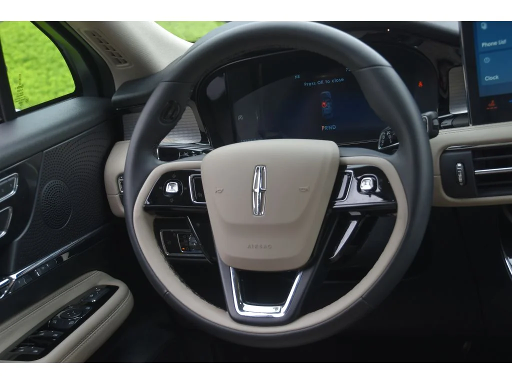 Used 2025 Infinite Black Metallic Clearcoat Lincoln Premiere image 15