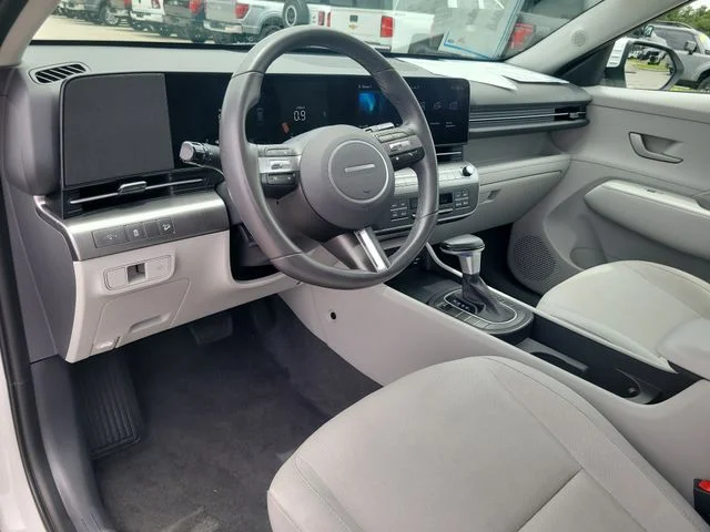 Used 2025 White Hyundai SEL image 18