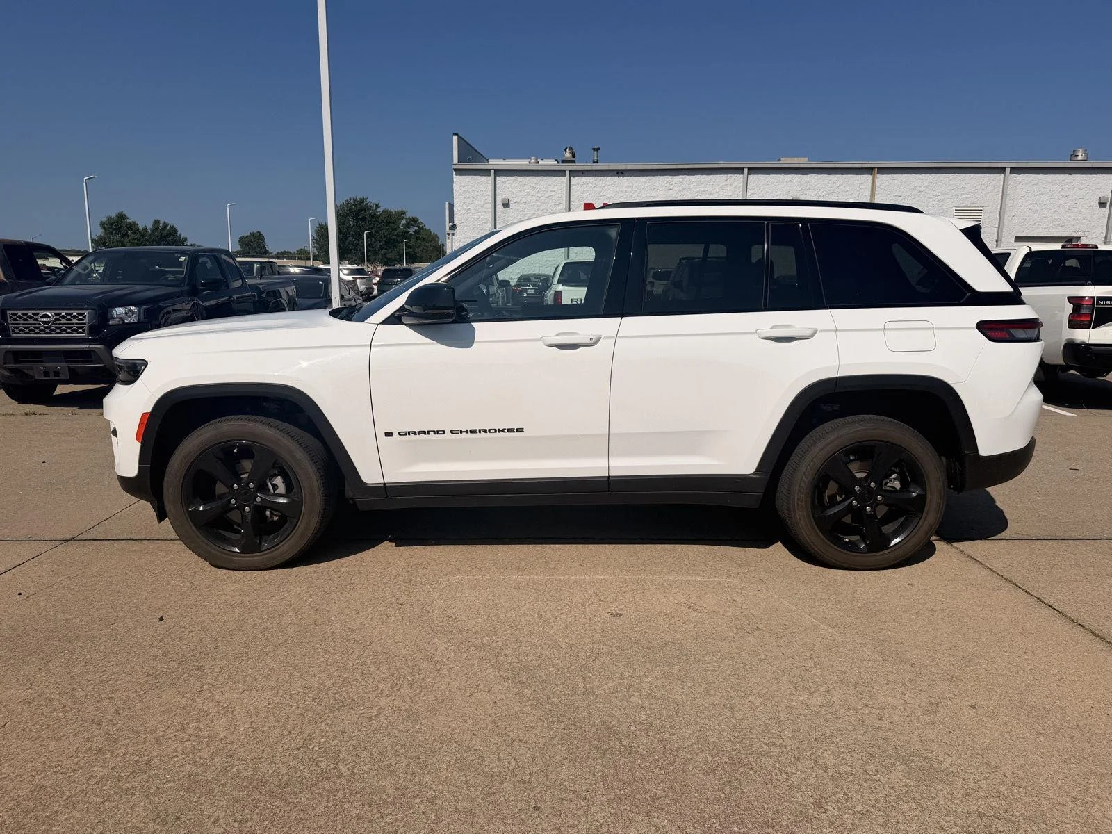 Used 2023 Bright White Clearcoat Jeep Altitude image 27