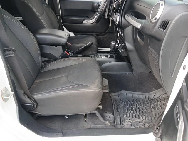 Used 2018 White Jeep Unlimited Sahara image 30