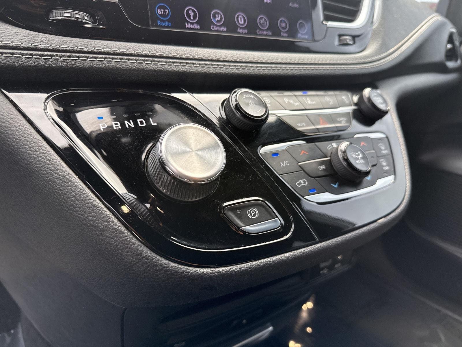Used 2018 Bright White Clearcoat Chrysler Limited image 23