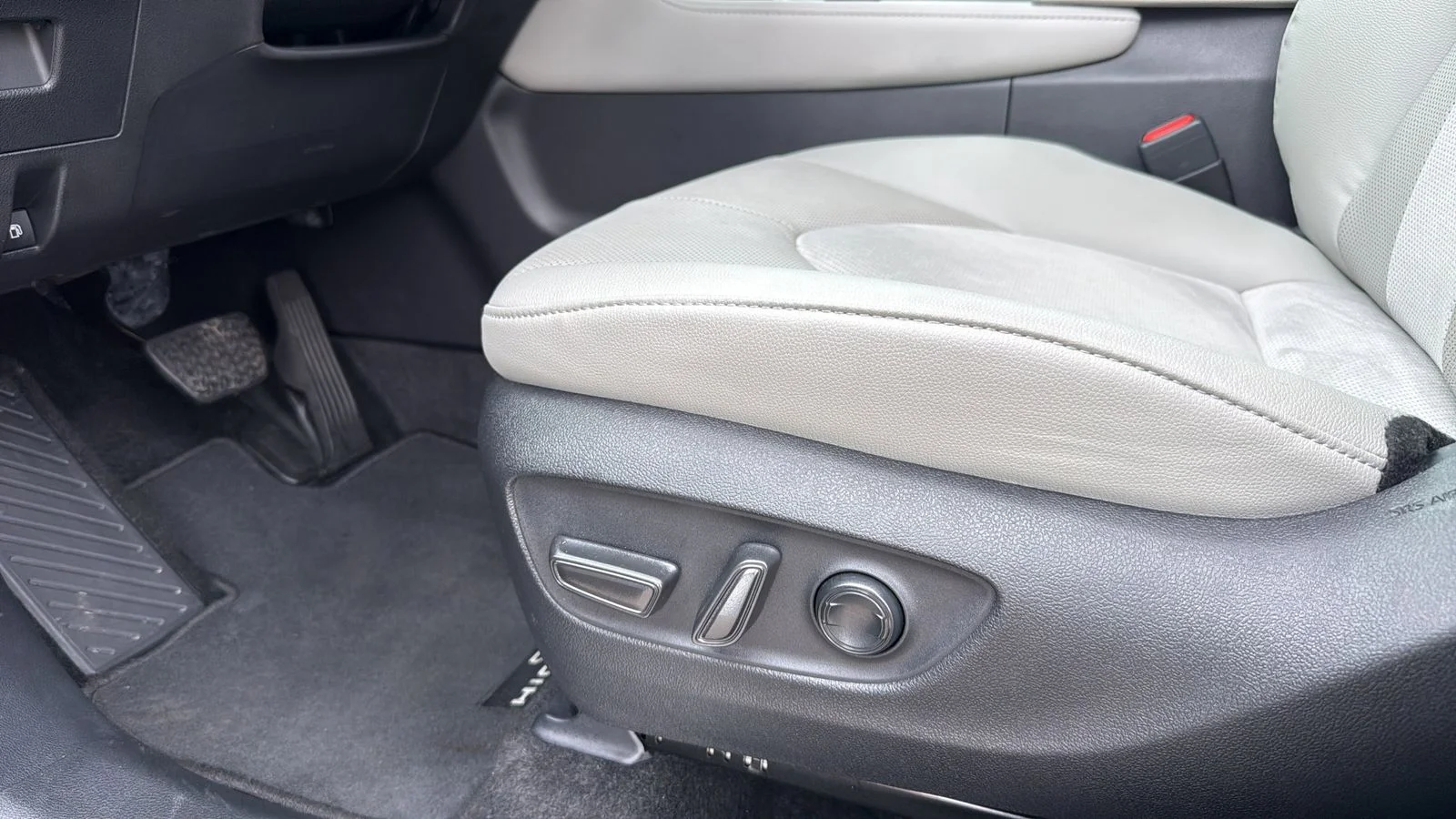 Used 2025 Blue Toyota MAX Platinum image 10