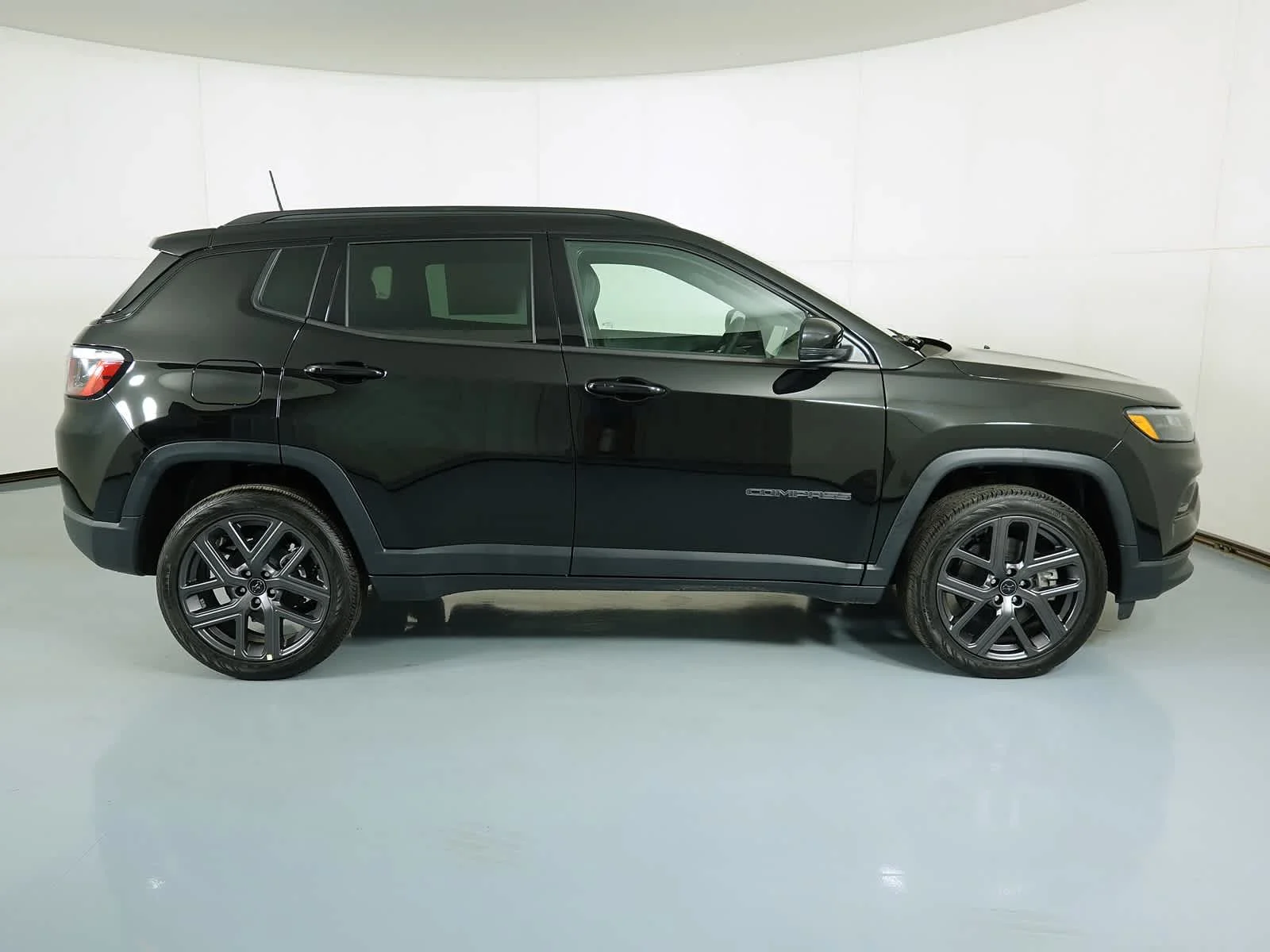 New 2026 Diamond Black Crystal Pearl-Coat Exterior Paint Jeep Limited Altitude image 13