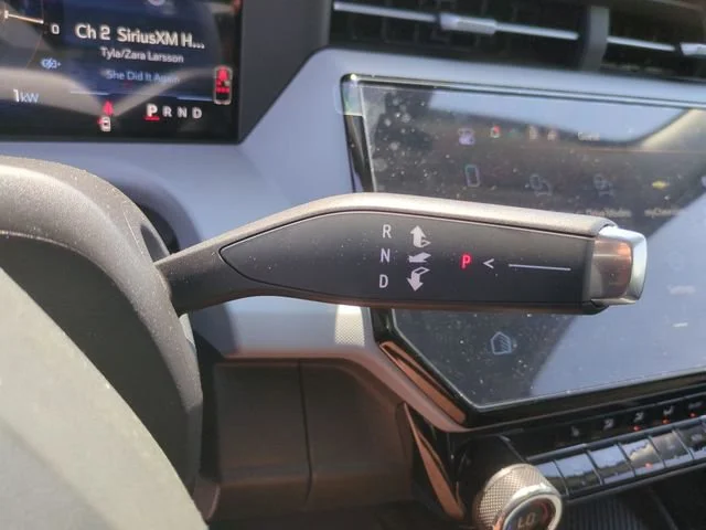 New 2027 Summit White Chevrolet LT image 18