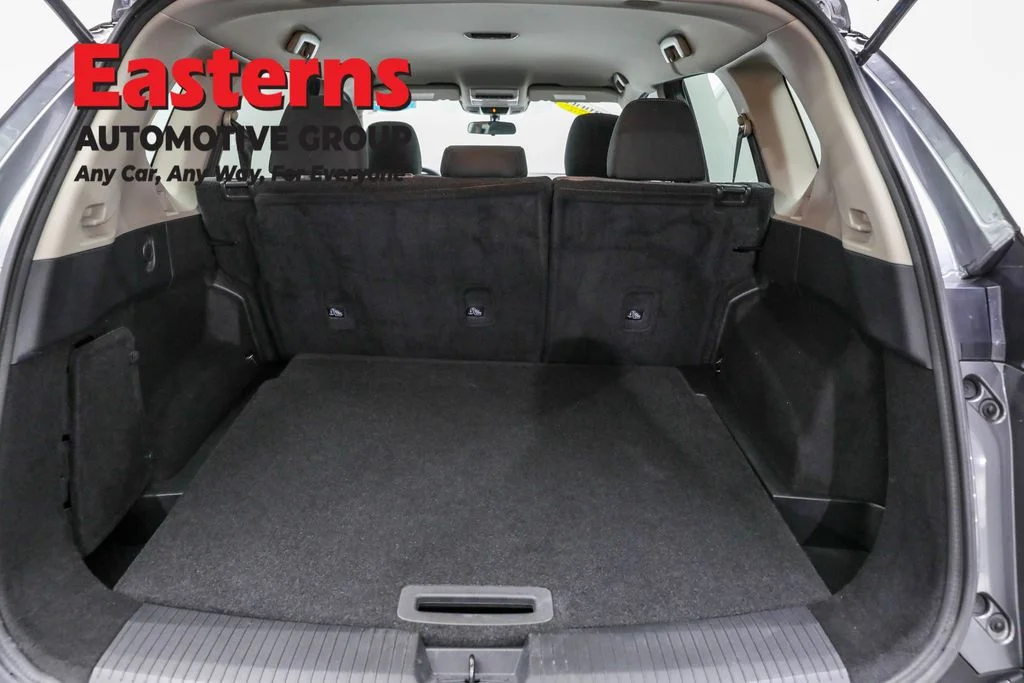 Used 2021 Gray Nissan S image 9