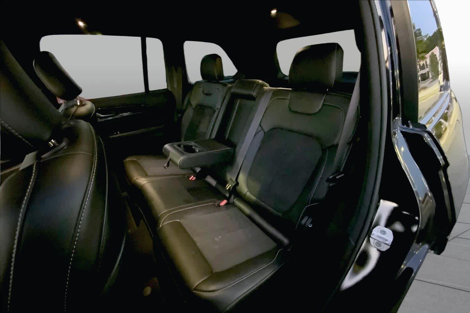 Used 2023 Diamond Black Crystal Pearlcoat Jeep Altitude image 17