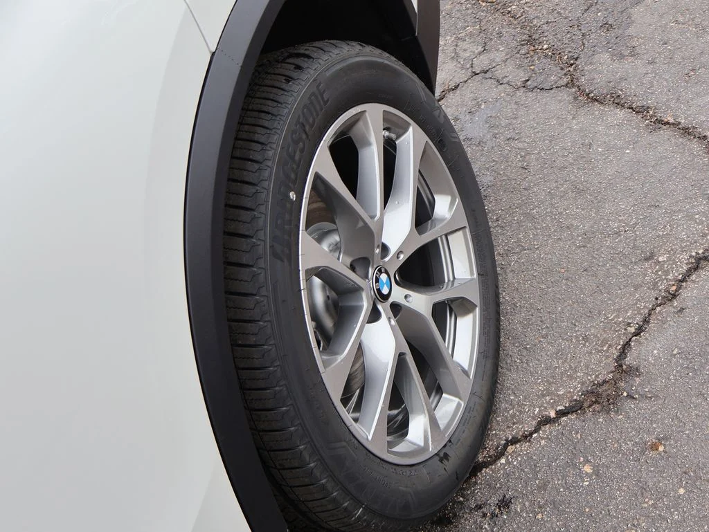 New 2026 White BMW xDrive40i image 40