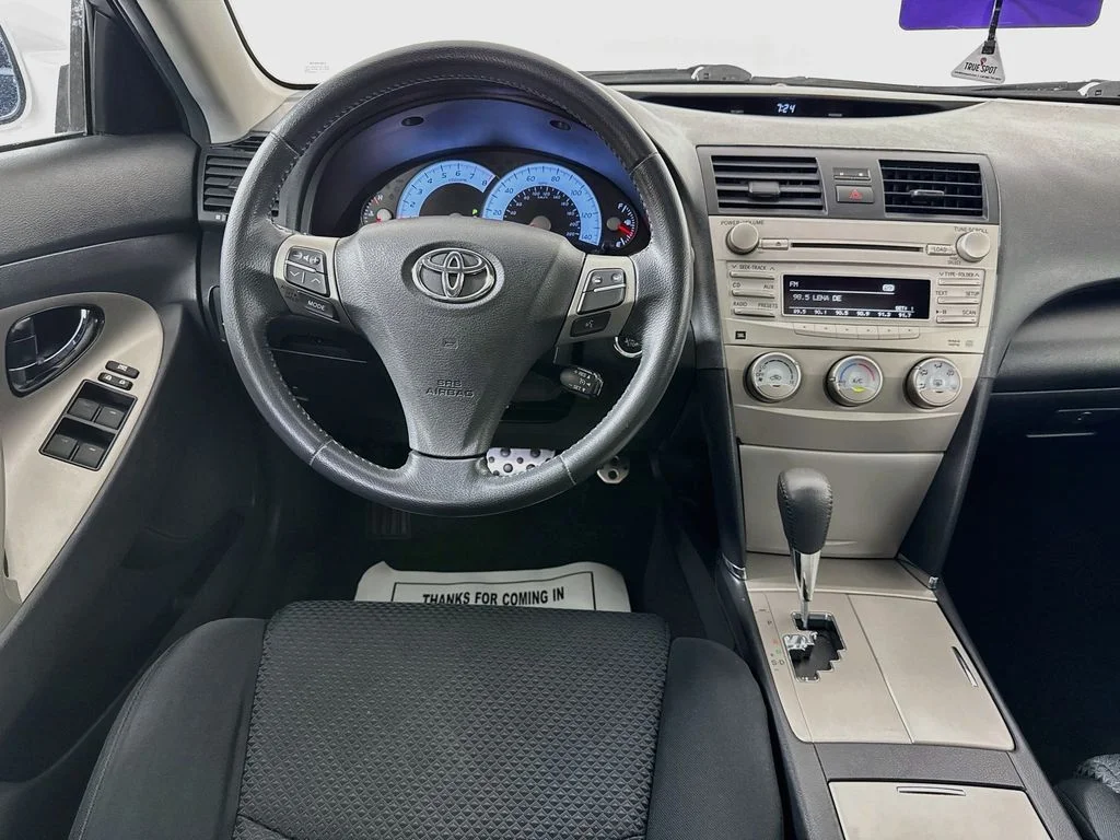 Used 2010 White Toyota LE image 25