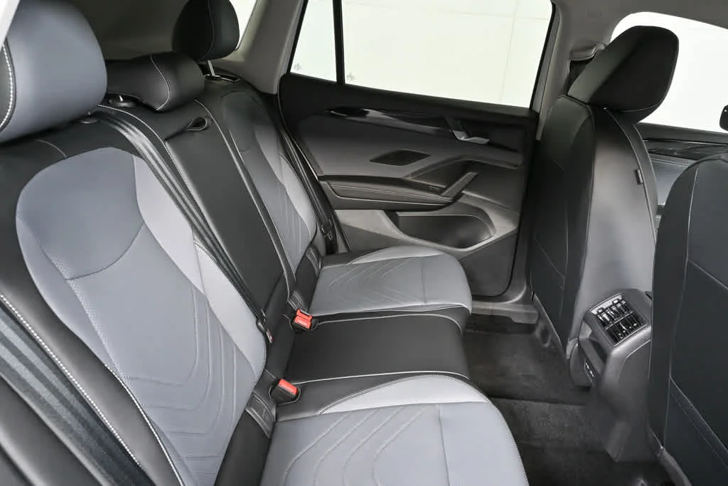 New 2026 Pure White Volkswagen SE image 18