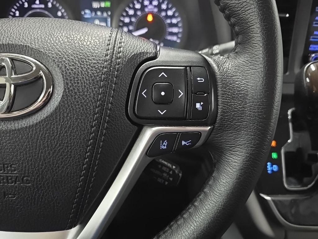 Used 2020 White Toyota XLE image 21