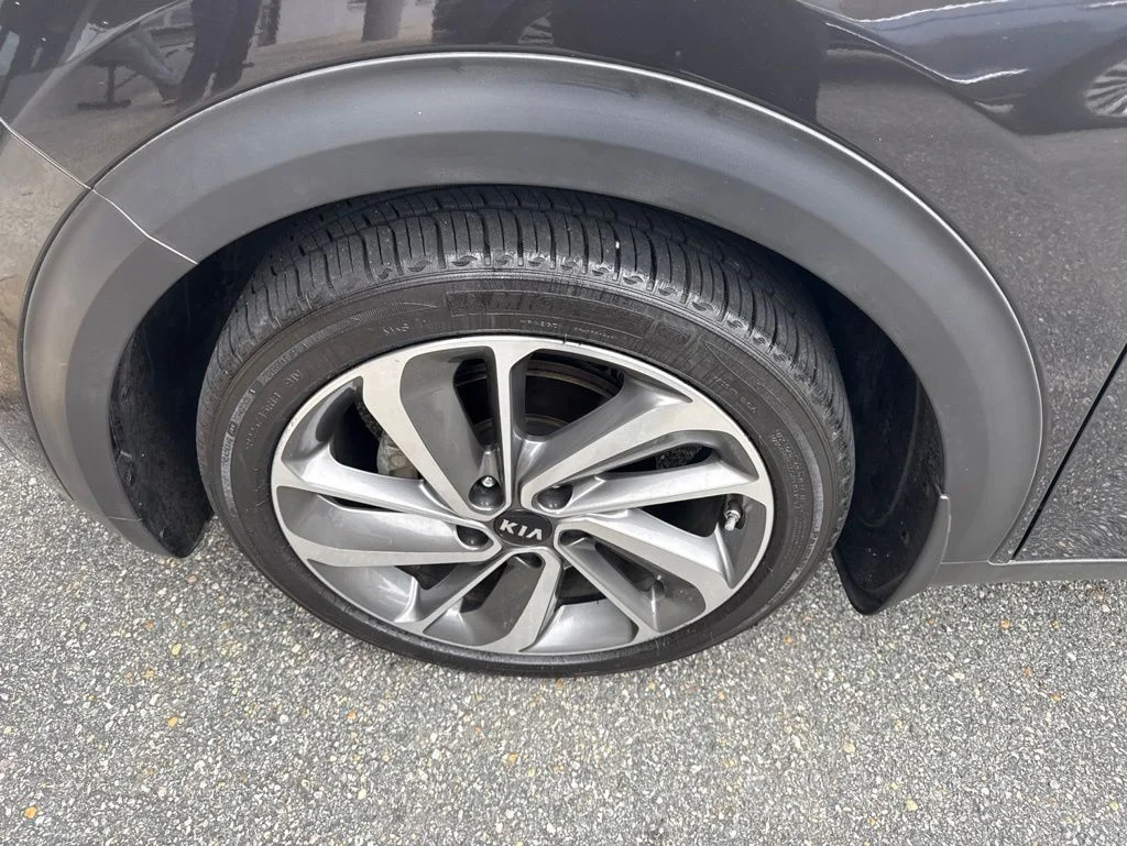 Used 2017 Black Kia Touring image 8