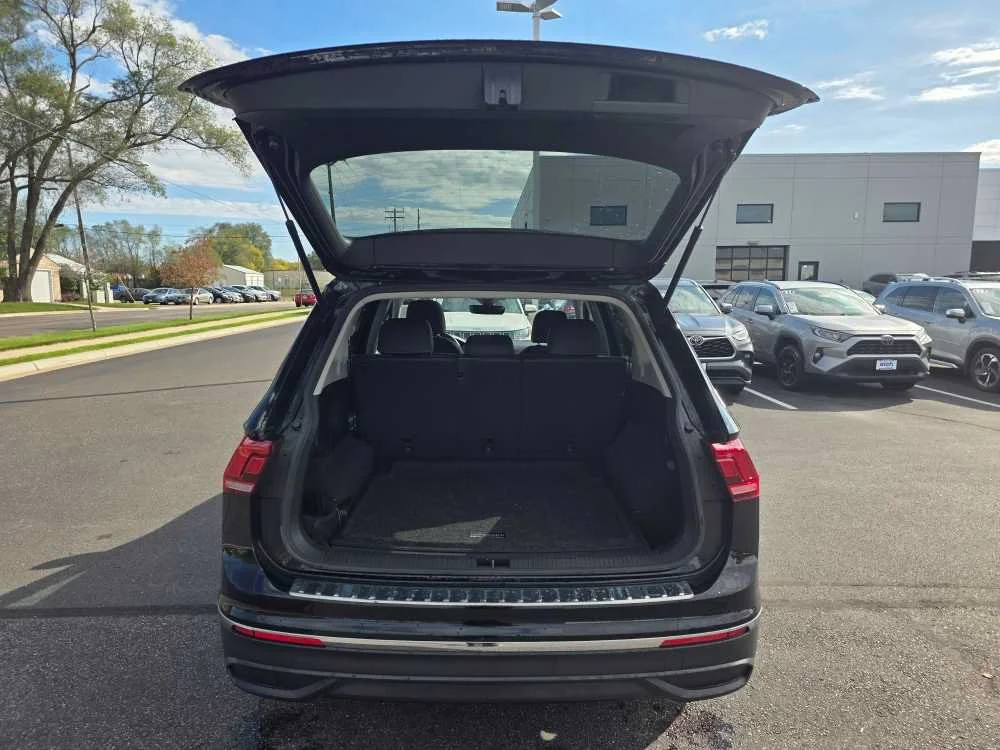 Certified Used 2022 Black Volkswagen SE image 6