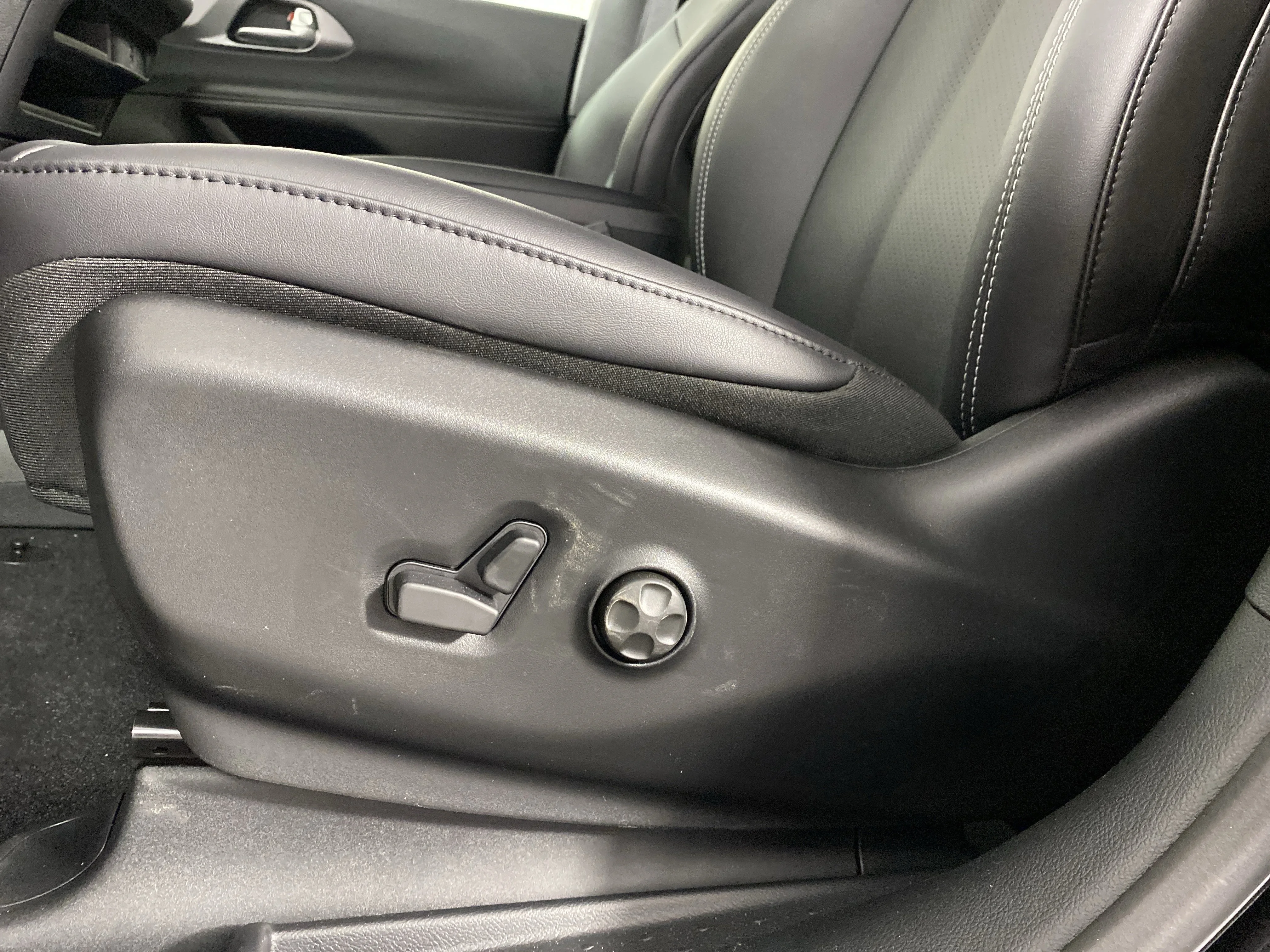 New 2026 Diamond Black Crystal Pearl-Coat Exterior Paint Chrysler Select image 14