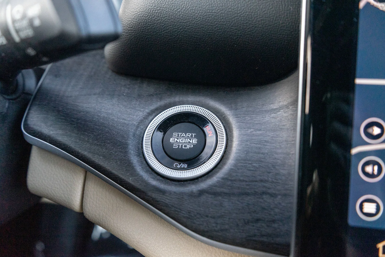 Used 2023 Diamond Black Crystal Pearlcoat Jeep Limited image 22