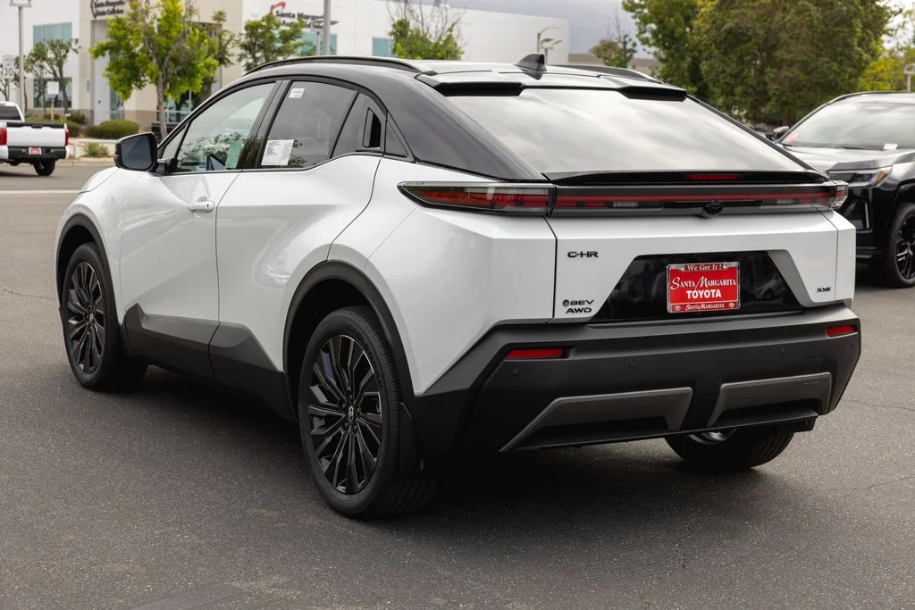 New 2026 Wind Chill Pearl with Midnight Black Metallic roof <sup>1</sup> Toyota  XSE image 7