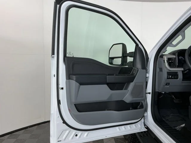 New 2026 Oxford White Ford XLT image 16