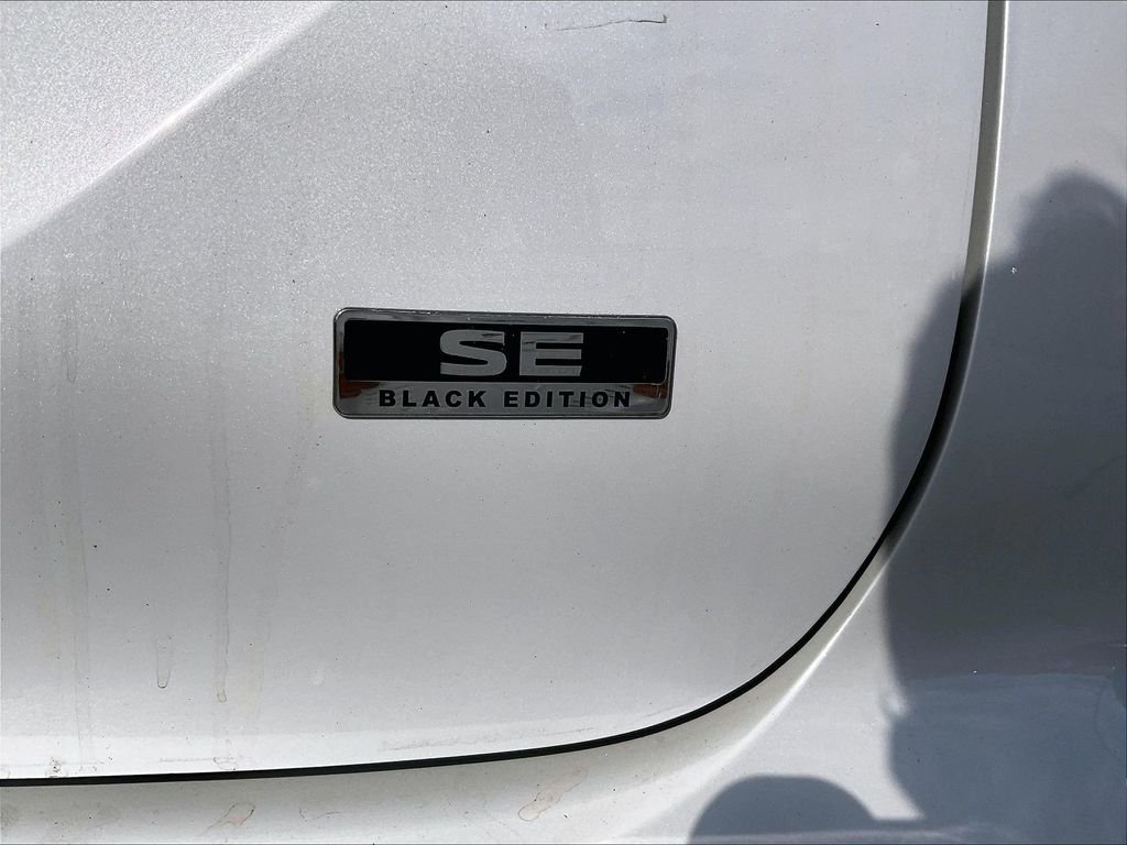 Used 2023 White Mitsubishi SE image 7