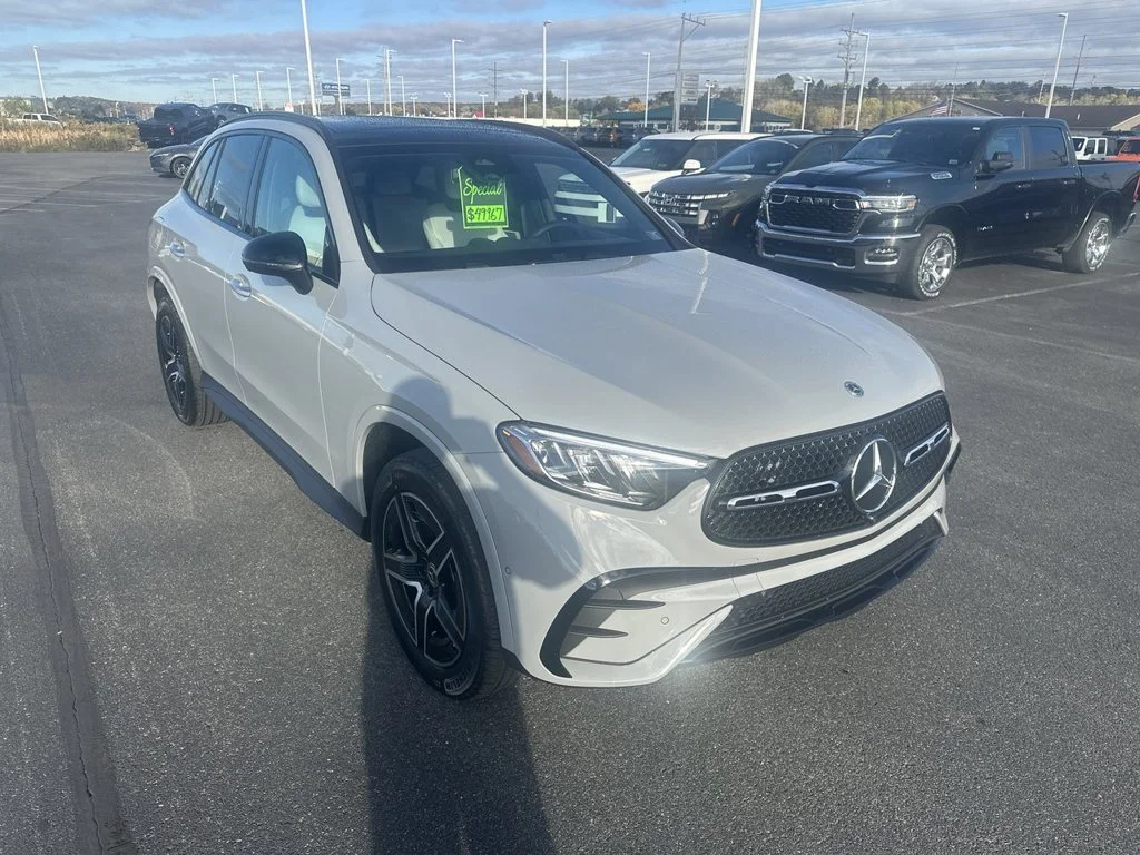 Used 2026  Mercedes-Benz GLC 300 image 1