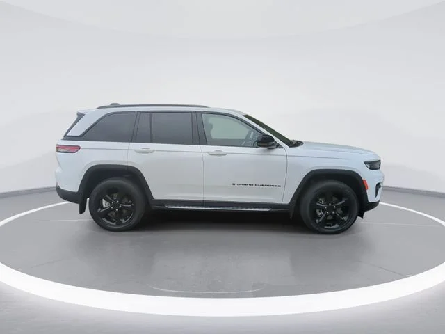 Used 2023 White/off-white Jeep Altitude X image 9