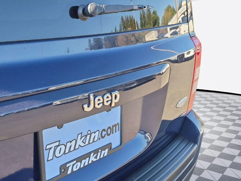 Used 2012 True Blue Pearlcoat Jeep Latitude image 23