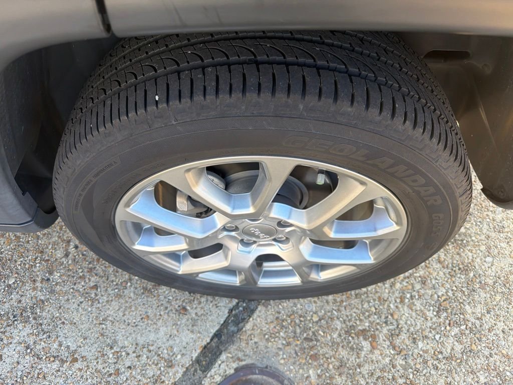 Used 2022 Silver Jeep Latitude Lux image 11