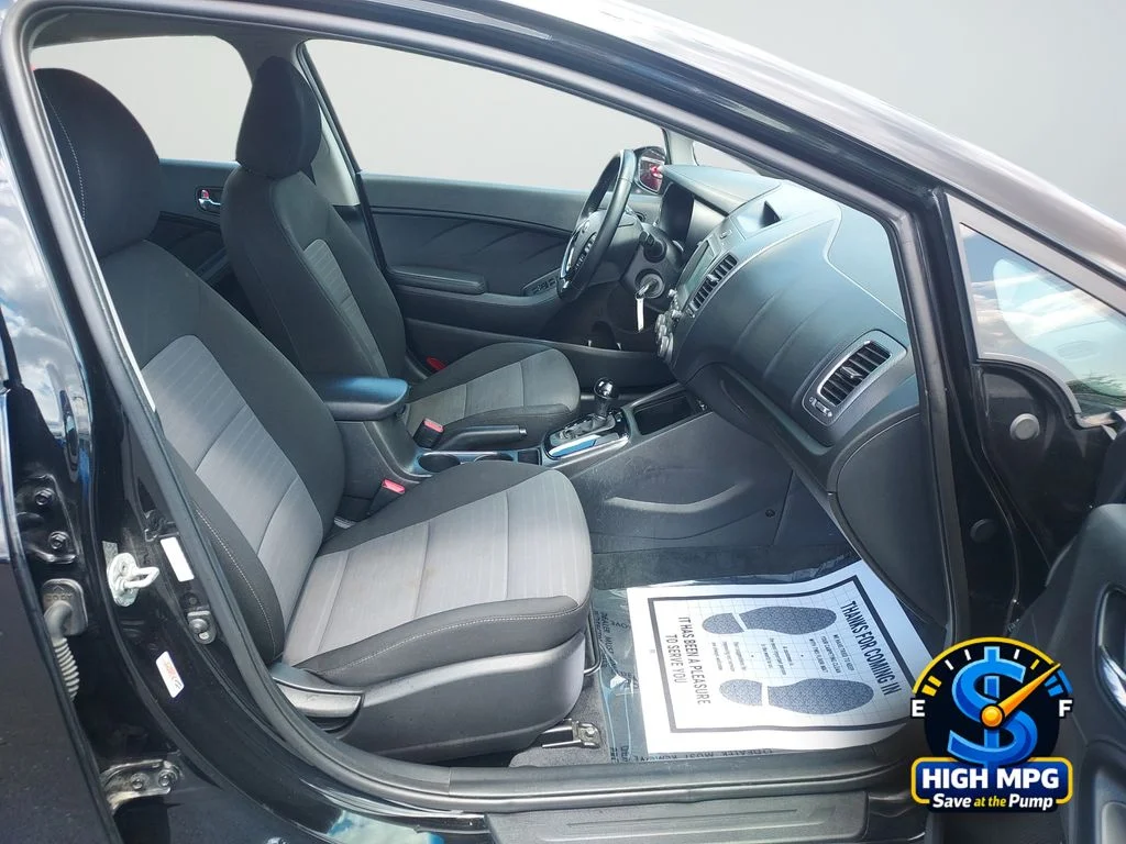 Used 2017 Black Kia S image 21