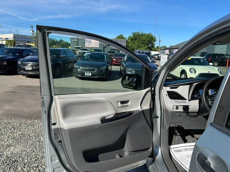 Used 2019 Silver Toyota L Minivan 4D image 33