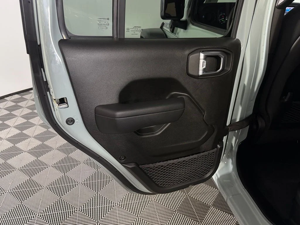 Used 2024  Jeep Rubicon 4xe image 27