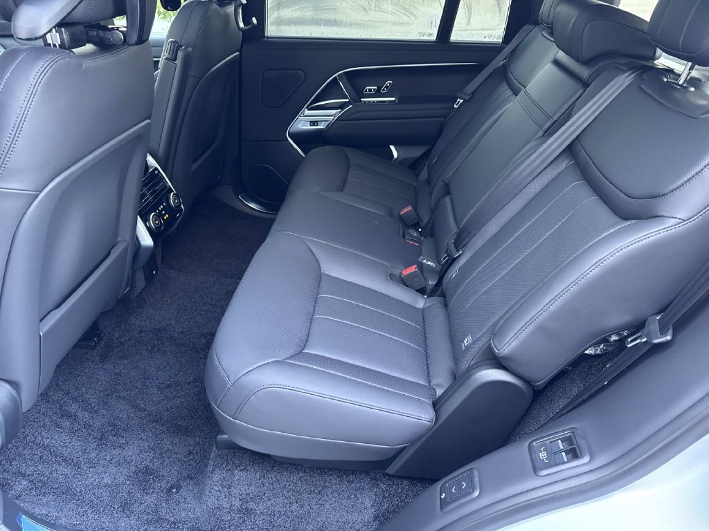 New 2027 Fuji White LAND ROVER  image 16