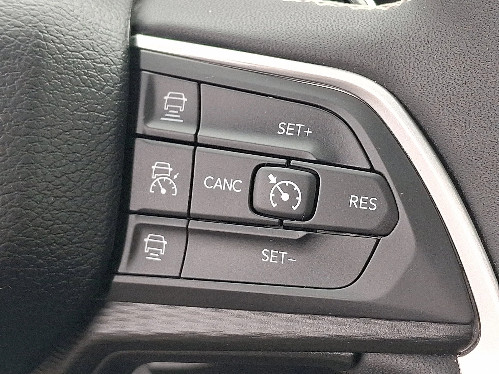 Used 2023 Diamond Black Crystal Pearlcoat Jeep Altitude image 23