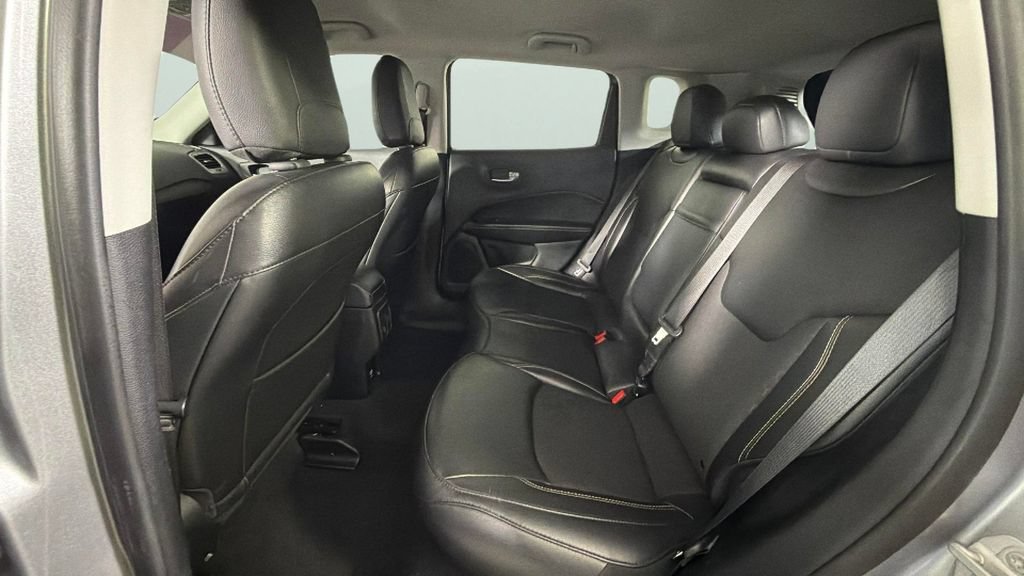 Used 2020 Silver Jeep Latitude FWD image 25