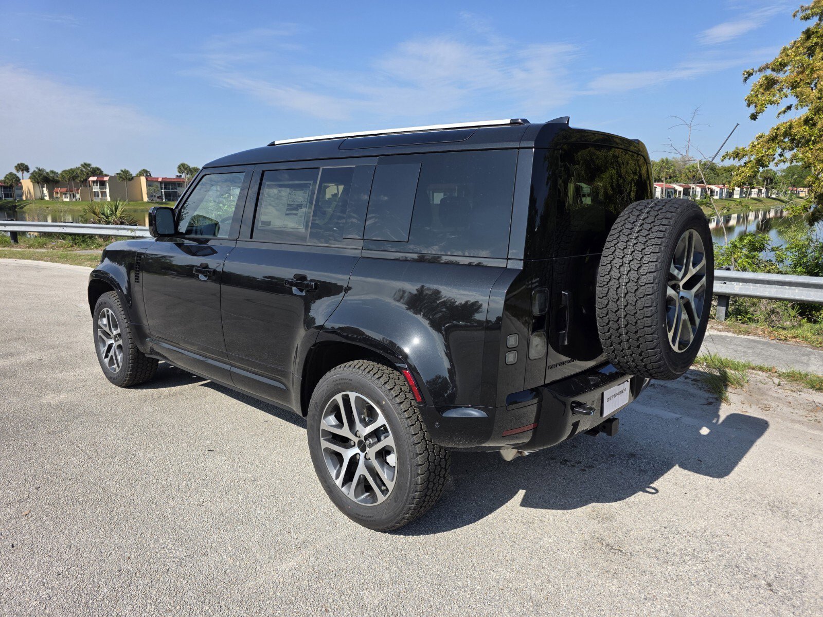 New 2026 Santorini Black Land Rover P400 X-Dynamic SE image 2