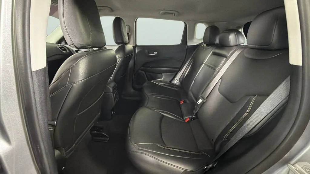Used 2020 Silver Jeep Latitude FWD image 25