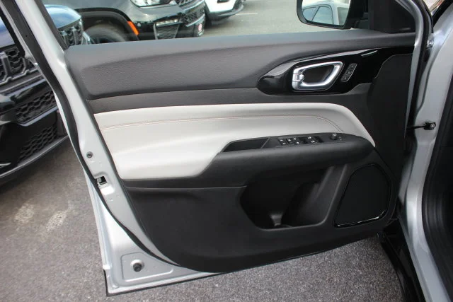 Used 2025 Silver Jeep Limited image 20