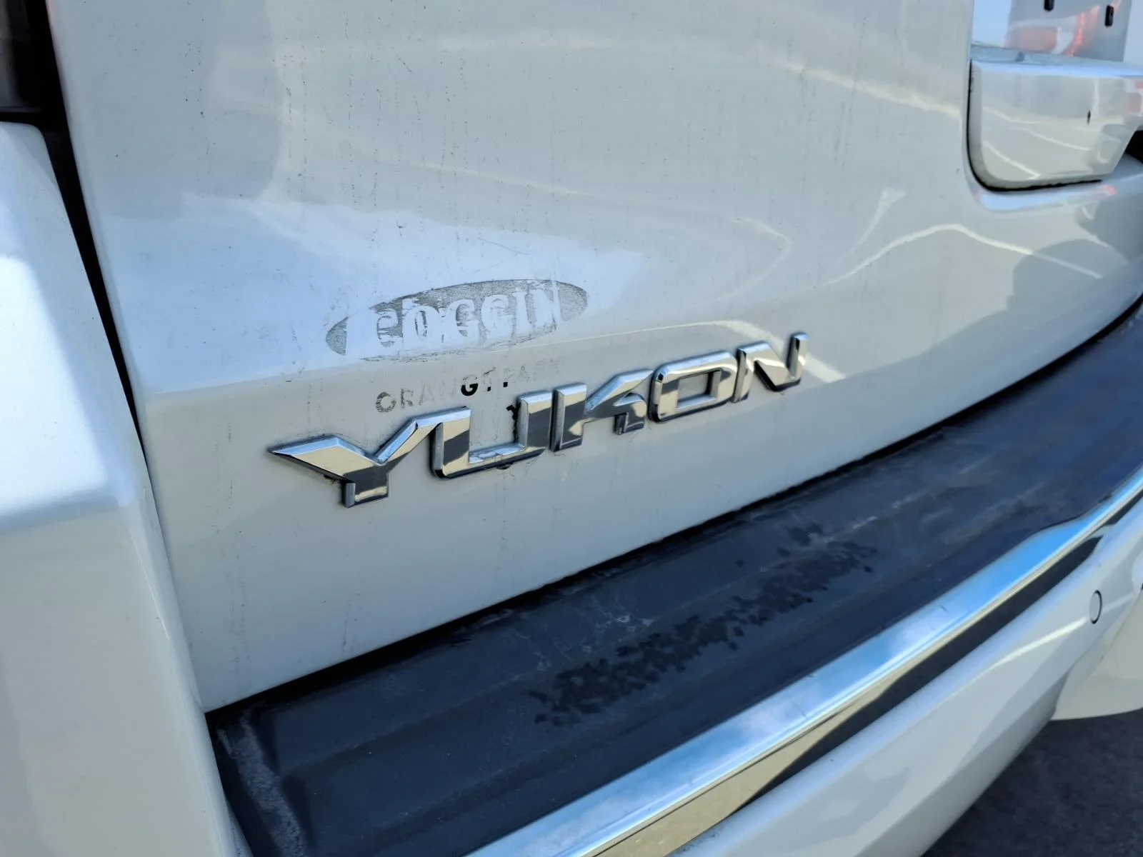 Used 2018 White Frost Tricoat GMC Denali image 17