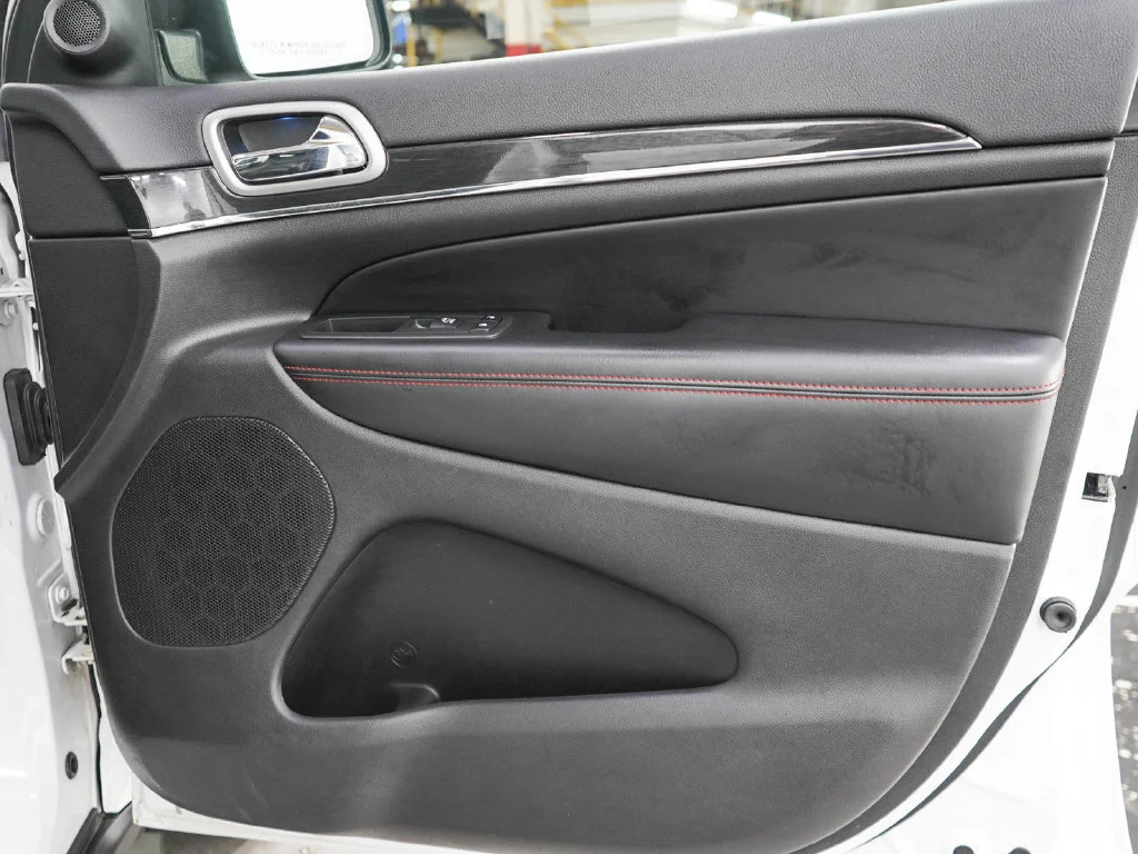 Used 2018 Bright White Clearcoat Jeep Trailhawk image 11