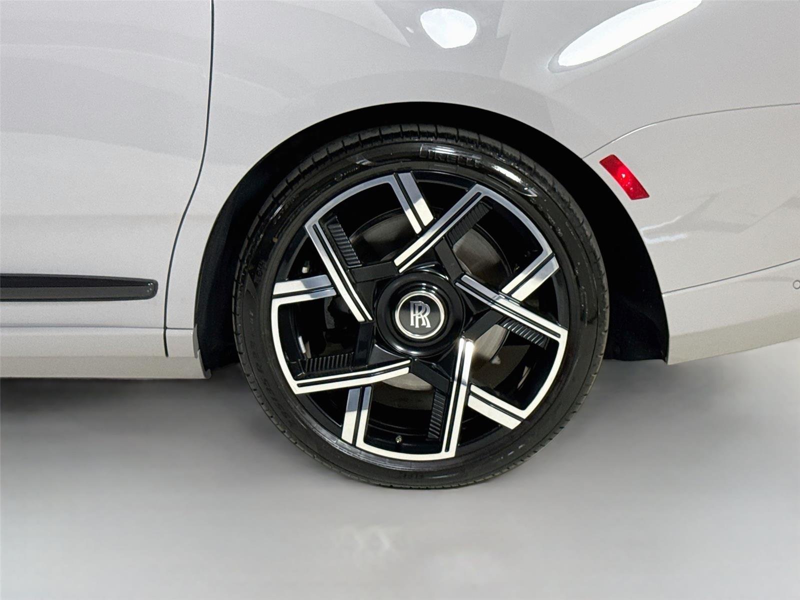 Used 2025 Tempest Gray Rolls-Royce Black Badge | Bespoke Audio | Starlight Roof image 46
