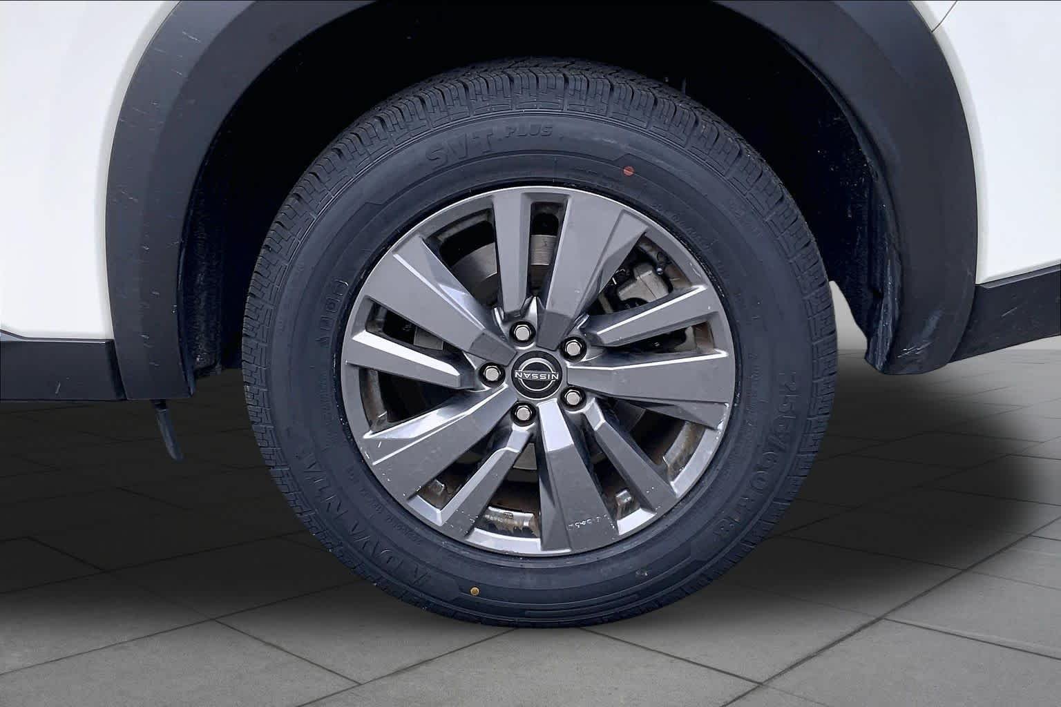 Used 2025 Glacier White Nissan SV image 9
