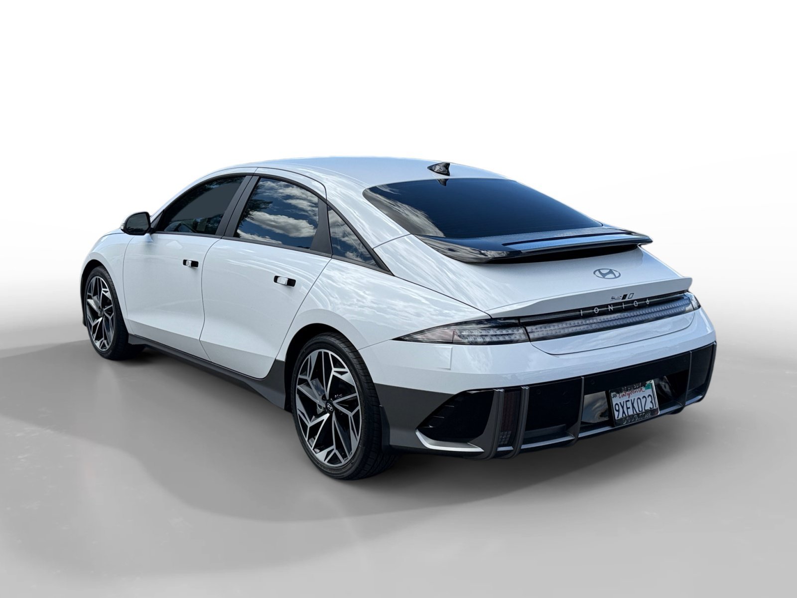 Used 2025 White Hyundai SEL image 3